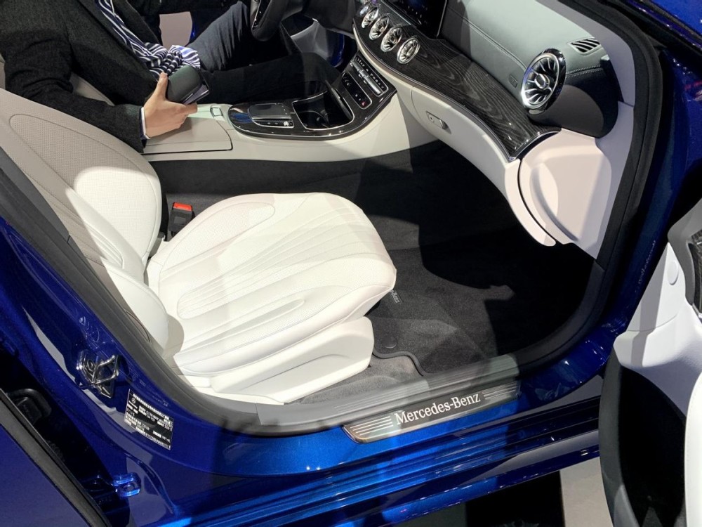 奔驰CLS300最新款深度解析及我的观点分享