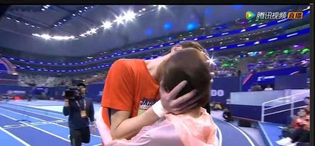 于小彤与海陆，自然美景中的最新足迹与心灵之旅