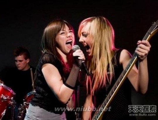 最新美女冲突事件，科技新品重塑生活，体验前所未有的高科技魅力