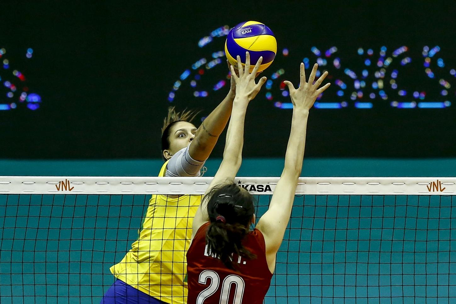 中国巴西排球比赛，小巷深处的排球热情与独特风味