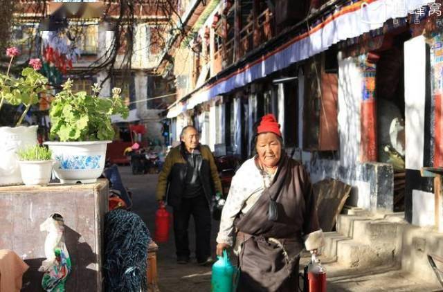 冠演员，小巷深处的特色小店之旅