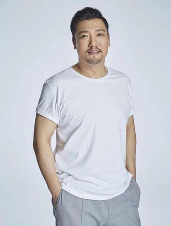 大陆男喜剧演员与小巷中的欢乐角落