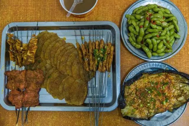 草帽肥肥最新，小巷中的美食秘境