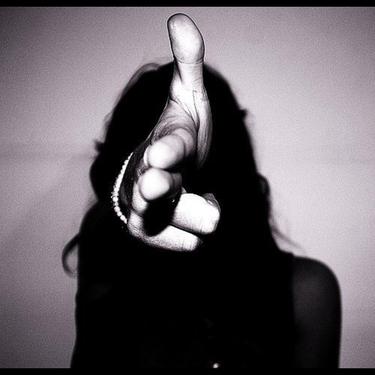 最新竖中指，一场寻找内心平静的旅行